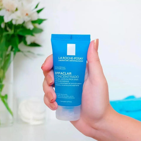 Kit La Roche-Posay Protetor Solar Anthelios Airlicium+ & Gel de Limpeza Facial Effaclar  Cor 4.0 - FPS 50 - 40 mL + 50 g