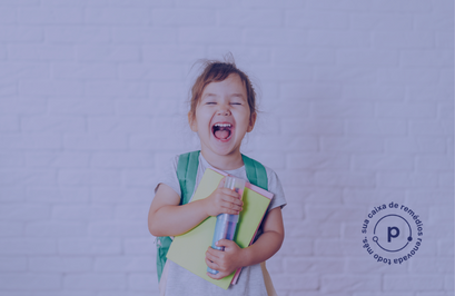 Gerenciando o diabetes do seu filho na escola - menina feliz indo para escola